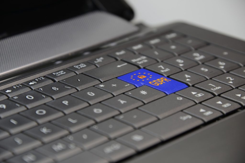Laptop-Tastatur mit Enter-Taste, die mit GDPR beschriftet ist